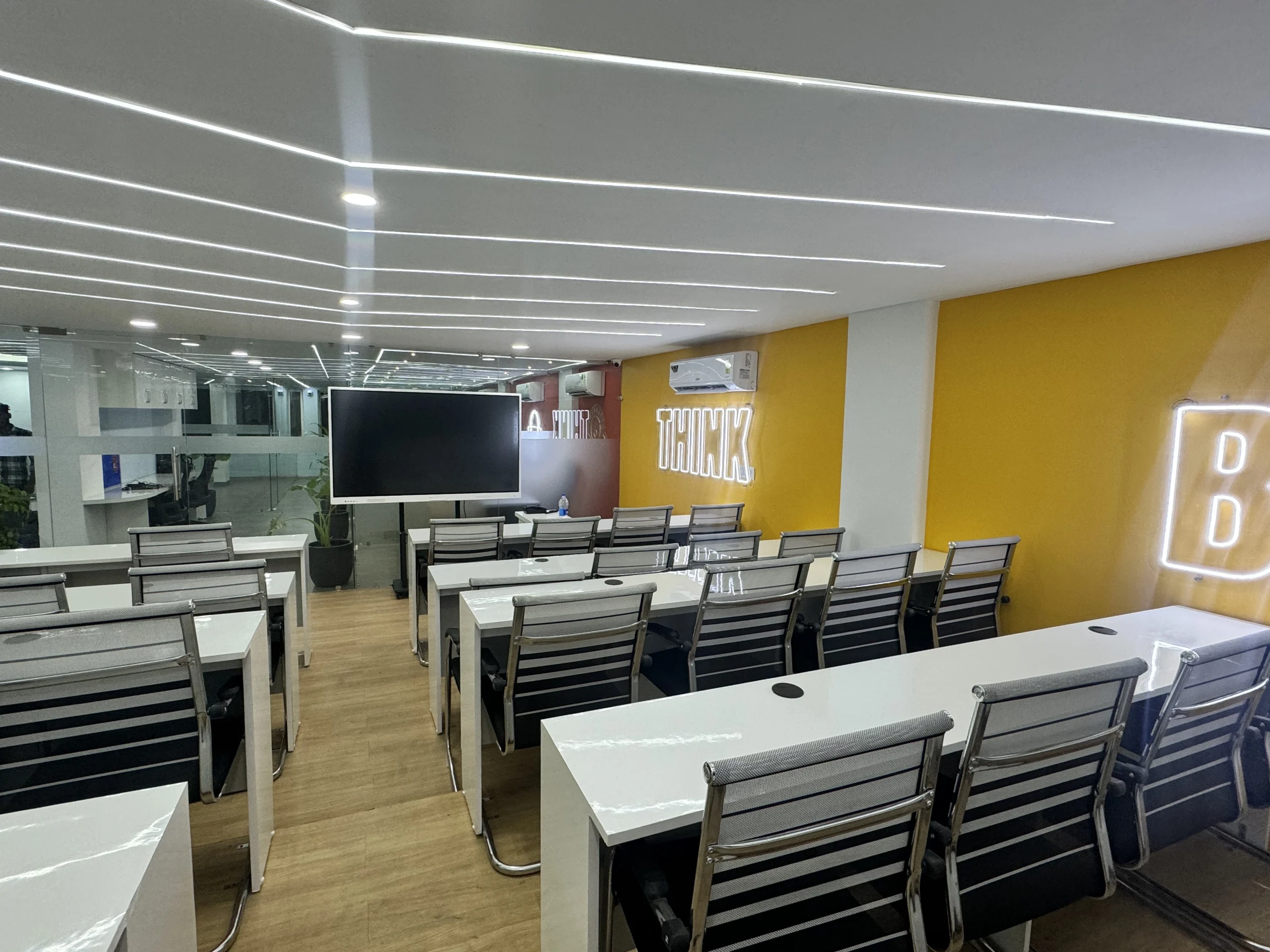 Learnmize students at the training floor